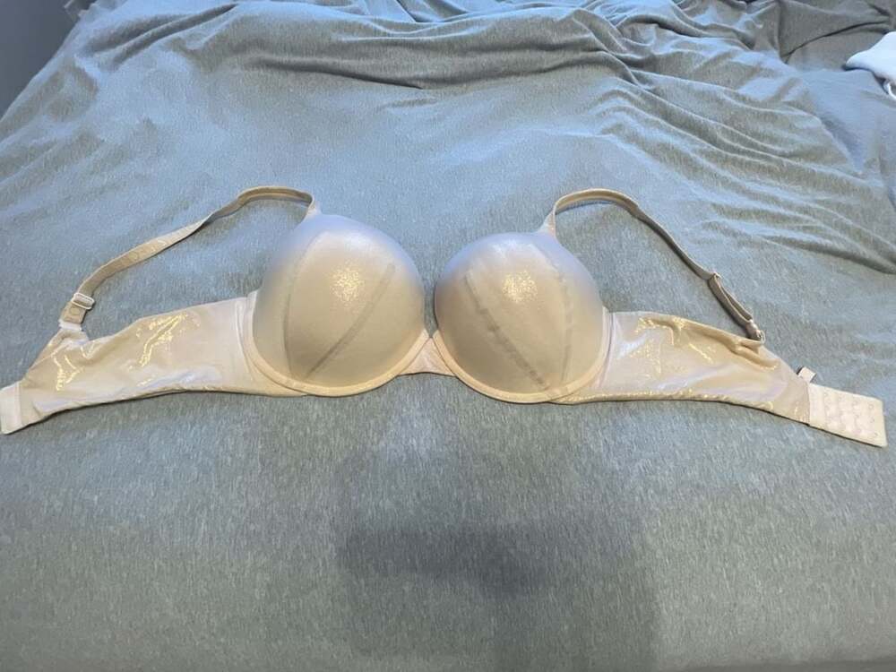 Victoria's Secret Body by Victoria Perfect Shape Bra Size 38DD
Gold shimmer